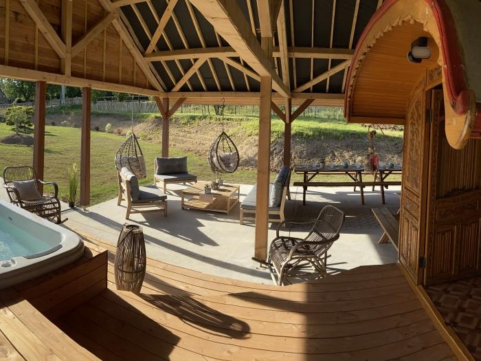 image Roulotte 4 pers : jacuzzi, terrain multisport 11