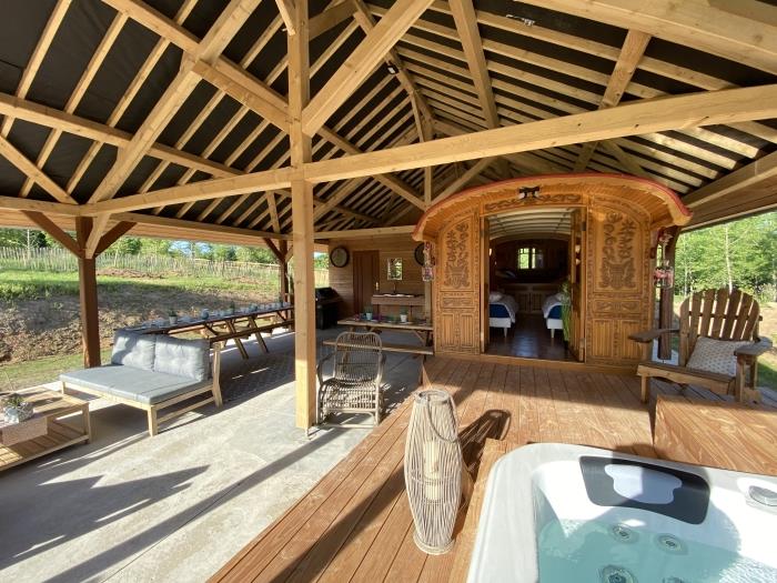 image Roulotte 4 pers : jacuzzi, terrain multisport 23