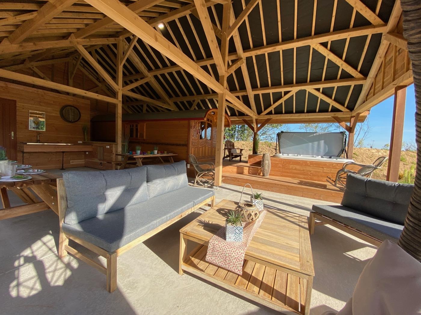 image Roulotte 4 pers : jacuzzi, terrain multisport 2