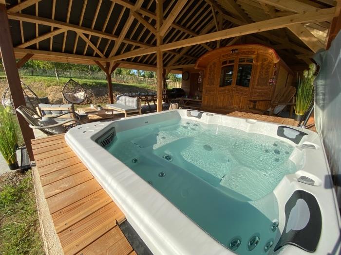 image Roulotte 4 pers : jacuzzi, terrain multisport 3