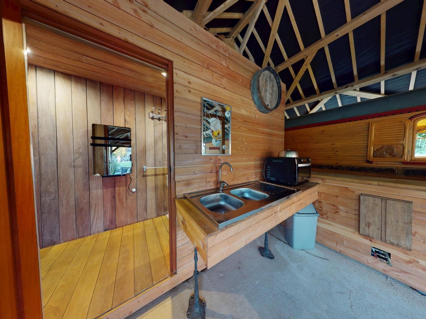image Roulotte 4 pers : jacuzzi, terrain multisport 6