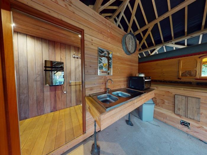 image Roulotte 4 pers : jacuzzi, terrain multisport 6