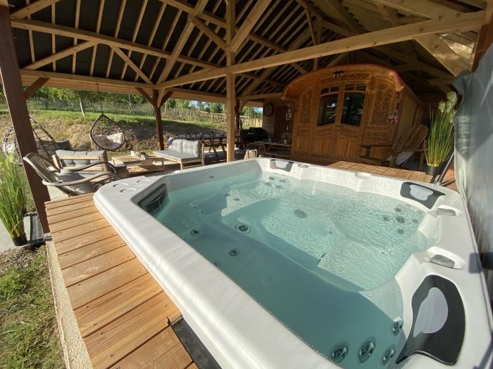 image Roulotte 4 pers : jacuzzi, terrain multisport 8