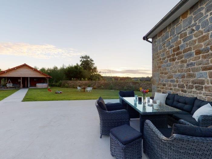 image Chaignonnières Roulotte 19pers 2 Gîtes : jacuzzi 15min mer 14