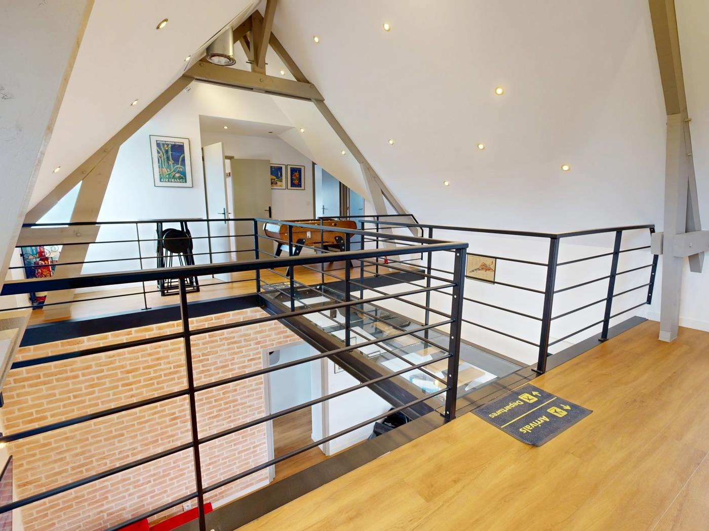 image Concorde Aérogare 25 people 2 Cottage : jacuzzi baby airhockey 16