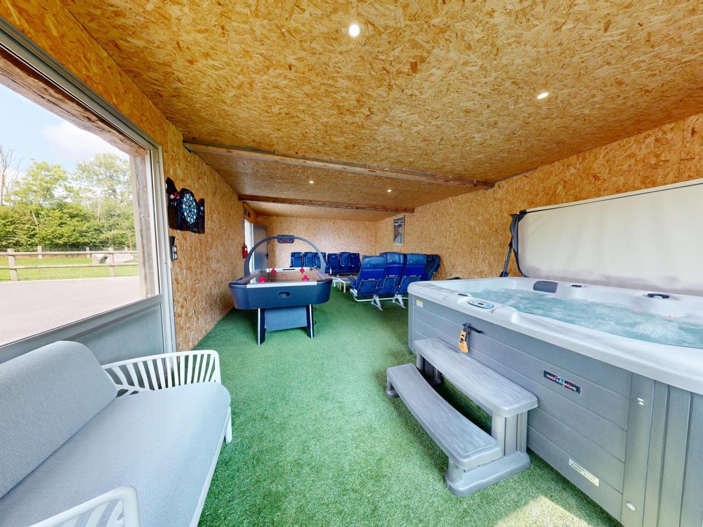 image Concorde Aérogare 25 people 2 Cottage : jacuzzi baby airhockey 40