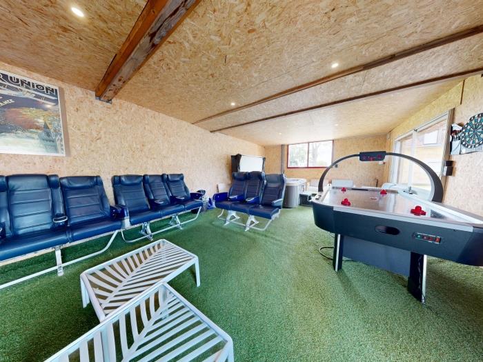 image Concorde Aérogare 25 people 2 Cottage : jacuzzi baby airhockey 7
