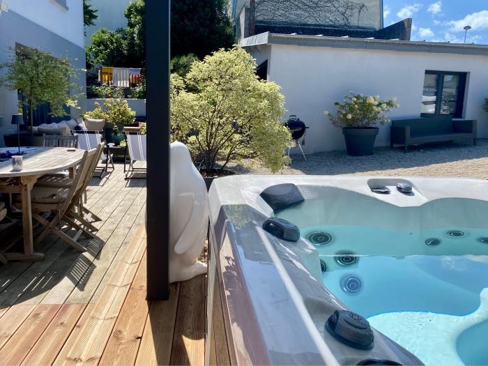 image Donvillaise 15 pers : jacuzzi, 8 min à pied plage 17