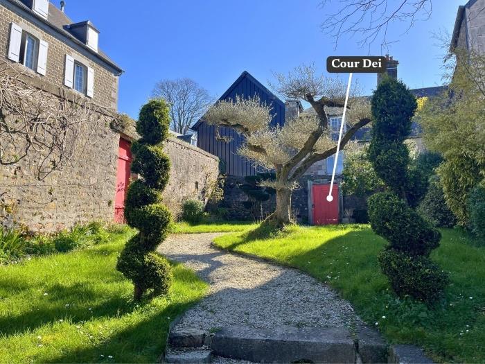 image Villa et Cour Dei 25 pers, 2 maisons de ville à Villedieu-les-Poêles 25