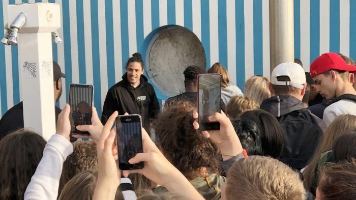 Le rappeur Hatik à la rencontre de ses fans
